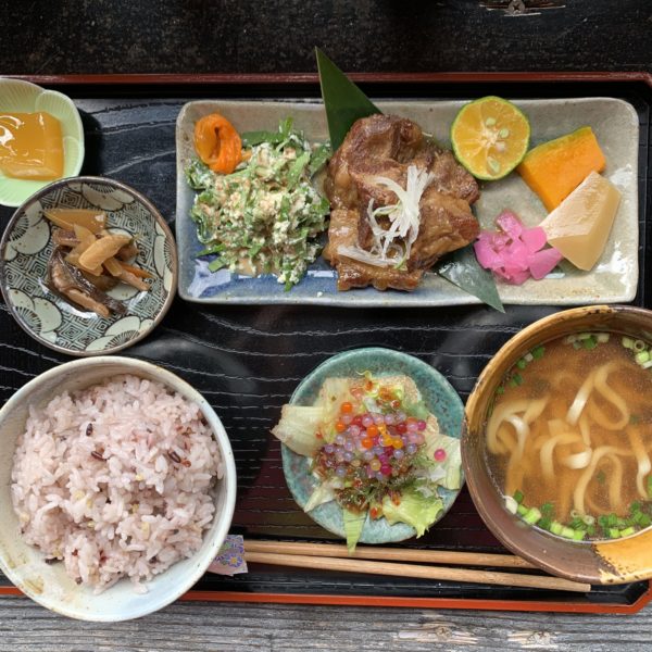 沖縄料理の盛り付け